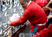 태국 시위대, 정부청사에 혈액 투척