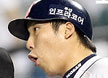 [화보] '빈볼 맞은' 김현수'일부러 맞힌 거 아니야?'